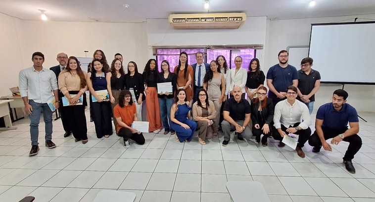#PraTodosVerem: Na fotografia aparecem diversas pessoas posando.