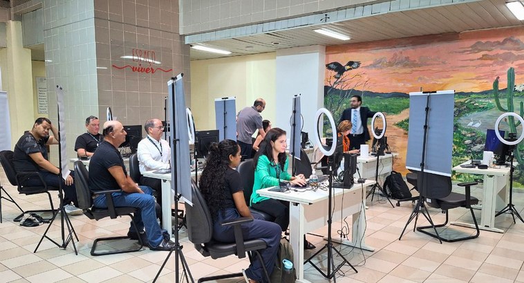 Mais de 5 mil eleitores atendem chamado da biometria em João Pessoa #PraTodosVerem: Na fotografia aparece estações de atendimento da biometria montadas no térreo do...