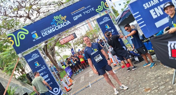 Mais de 700 pessoas participam da 2ª Corrida da Democracia em Campina Grande #PraTodosVerem: Na fotografia interna 1 aparece o presidente do TRE-PB na largada da corrida da ...