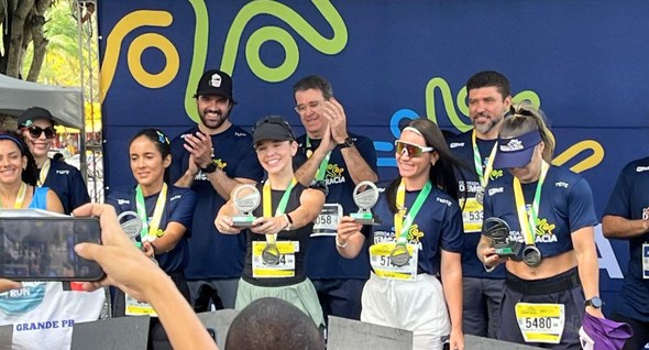Mais de 700 pessoas participam da 2ª Corrida da Democracia em Campina Grande #PraTodosVerem: Na fotografia interna 2 aparece um grupo de corredoras premiadas na corrida da d...