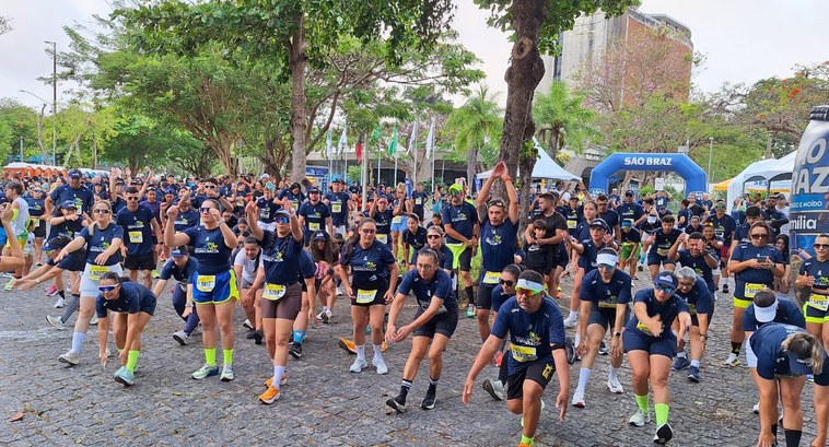 Mais de 700 pessoas participam da 2ª Corrida da Democracia em Campina Grande #PraTodosVerem: Na fotografia aparece um grupo de atletas aquecendo num pátio da FIEP antes da C...