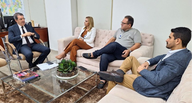 Mais duas prefeituras vão implantar gratificação a requisitados do TRE-PB #PraTodosVerem: Na fotografia aparecem quatro pessoas sentadas, sendo três delas em sofás e o pr...
