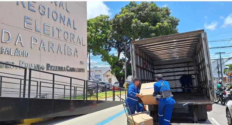 Mais equipamentos do TRE-PB são doados à Universidade Federal da Paraíba #PraTodosVerem: Na fotografia aparecem duas pessoas colocando caixas num caminhão-baú aberto e e...