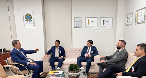 #PraTodosVerem: Na fotografia aparecem cinco homens sentados em sofás em trono de uma mesa conve...