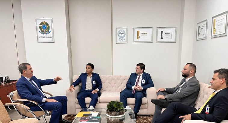 #PraTodosVerem: Na fotografia aparecem cinco homens sentados em sofás em trono de uma mesa conve...