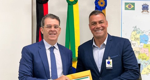 #PraTodosVerem: Na fotografia aparecem cinco homens sentados em sofás em trono de uma mesa conve...