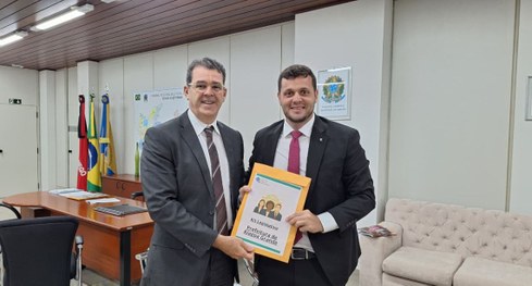#PraTodosVerem: Na fotografia aparecem cinco homens sentados em sofás em trono de uma mesa conve...
