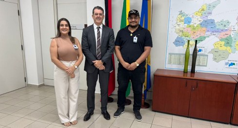 #PraTodosVerem: Na fotografia aparecem cinco homens sentados em sofás em trono de uma mesa conve...