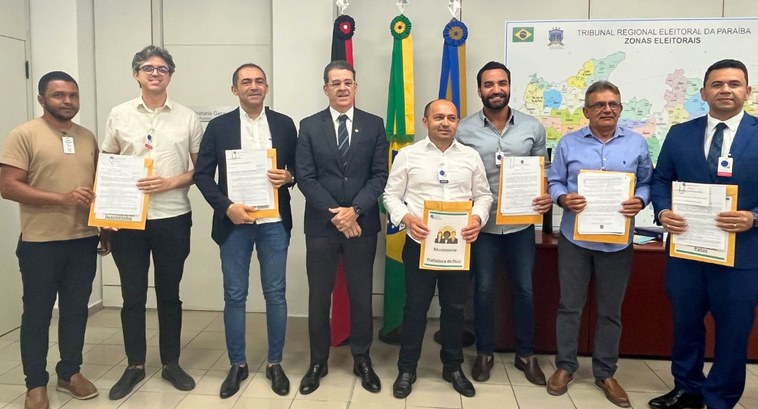#PraTodosVerem: Na fotografia de capa aparecem várias pessoas posando numa sala, tendo o preside...