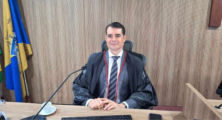 #PraTodosVerem: Na fotografia, aparece o novo Procurador Regional Eleitoral de toga, sentado à m...