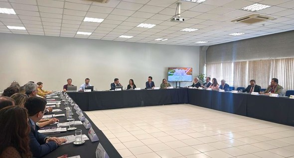 Membros da Escola Judiciária Eleitoral do TRE-PB participam do 24º CODEJE_1 PraTodosVerem: Na fotografia interna aparecem várias pessoas sentadas em uma mesa no formato de ...