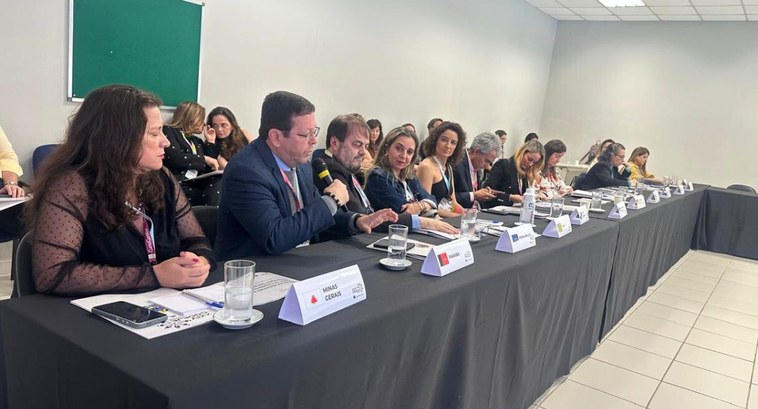 Membros da Escola Judiciária Eleitoral do TRE-PB participam do 24º CODEJE_CAPA #PraTodosVerem: Na fotografia aparecem várias pessoas sentadas em uma mesa no formato de L, vest...