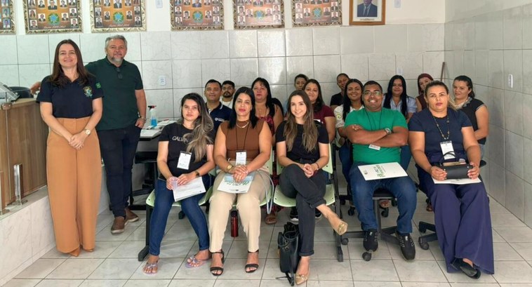 Mesárias e Mesários são capacitados na 65ª Zona Eleitoral de Patos/PB #PraTodosVerem: Na fotografia aparecem à esquerda uma mulher e um homem em pé; no centro aparece...