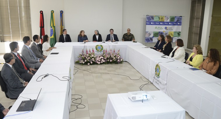 Ministra Cármen Lúcia fala de eleições durante visita ao TRE-PB #PraTodosVerem: Na fotografia aparece magistrados sentados em uma mesa, durante encontro de trab...