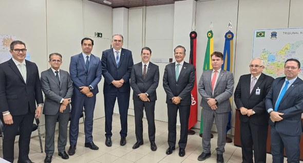#PraTodosVerem: Na fotografia, aparece um grupo de pessoas em pé, entre eles, o presidente do TR...