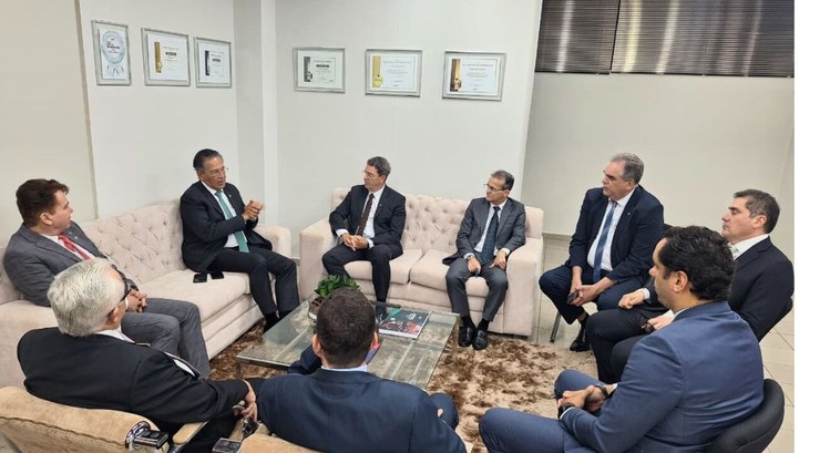 Ministro corregedor nacional de justiça Mauro Campbell visita o TRE-PB #PraTodosVerem: Na fotografia aparece um grupo de pessoas numa sala sentadas em círculo conversa...