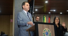 #PraTodosVerem: Na fotografia aparece o palestrante no púlpito ao lado da tradutora para linguag...