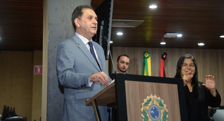 Ministro do STJ defende no TRE-PB novo modelo de constitucionalismo #PraTodosVerem: Na fotografia aparece o palestrante no púlpito ao lado da tradutora para linguag...