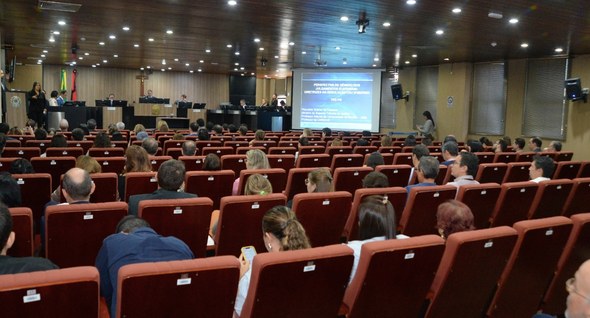 #PraTodosVerem: Na fotografia aparecem pessoas sentadas em poltronas, na Sala de Sessões do TRE-...