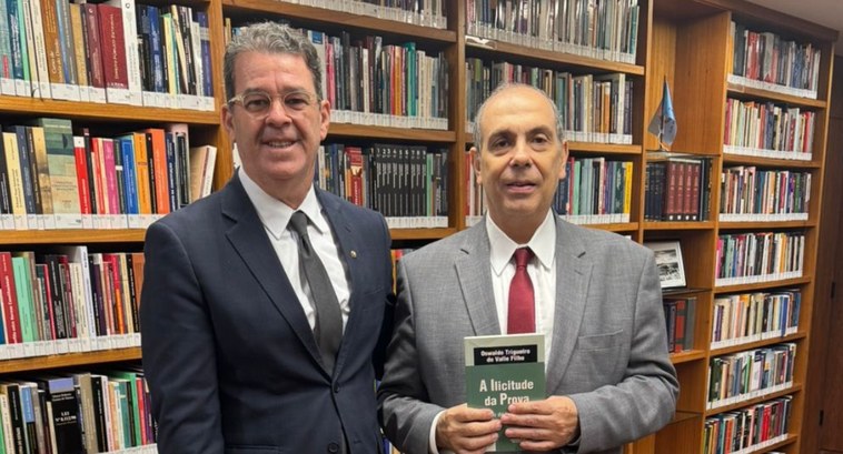 Ministro do STJ Messod Azulay debaterá Juiz de Garantias no TRE-PB #PraTodosVerem: Na fotografia aparecem dois homens, em pé, posando; um dos homens segura um livr...