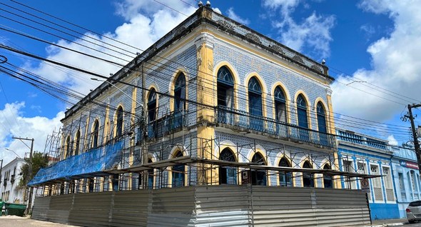 Museu Eleitoral: obra de adequação do Casarão dos Azulejos avança na Capital #PraTodosVerem: Na fotografia aparece a fachada frente/lateral do Casarão dos Azulejos, com os t...