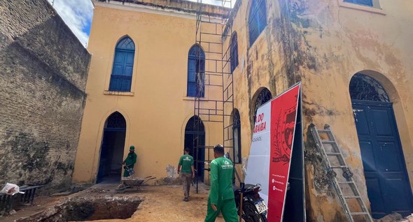 Museu Eleitoral: obra de adequação do Casarão dos Azulejos avança na Capital #PraTodosVerem: Na fotografia aparece a área interna da obra com uma escavação, um andaime alto ...