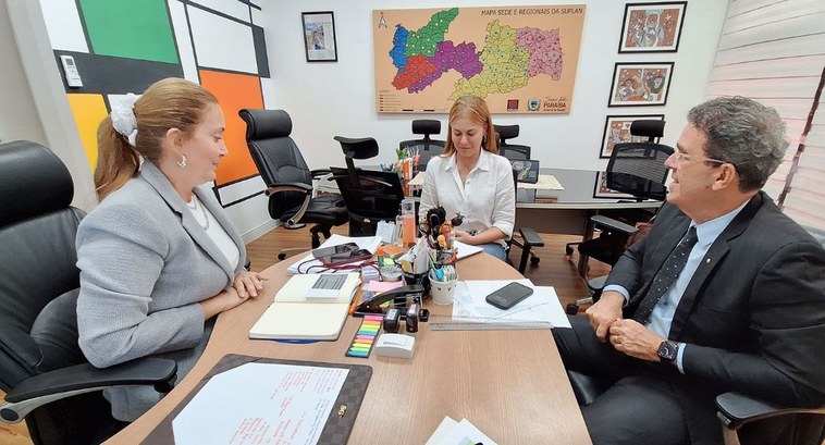 #PraTodosVerem: Na fotografia aparece a superintendente da SUPLAN, a gerente da obra e o preside...