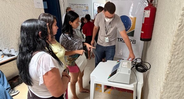 Foto 3: #PraTodosVerem: Na fotografia aparece um servidor do TRE-PB demonstrando o funcionamento...