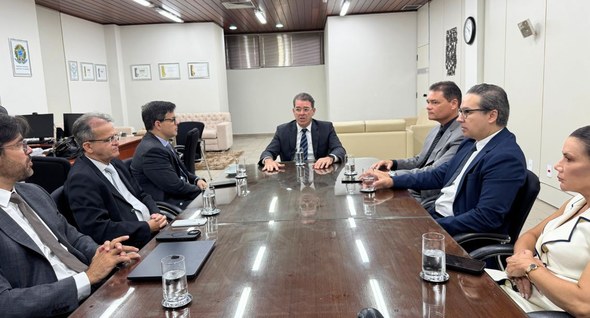 #PraTodosVerem: Na fotografia aparece o presidente do TRE-PB sentado à mesa de reunião com os in...