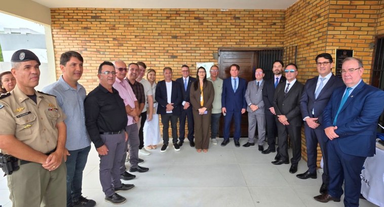#PraTodosVerem: Na fotografia aparece um grupo de pessoas, entre elas autoridades do judiciário,...