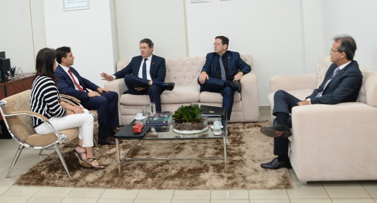 Novo membro do TRE toma posse no próximo dia 19 de maio #PraTodosVerem: pessoas reunidas em uma sala, sentadas em sofás, sugerindo uma reunião.