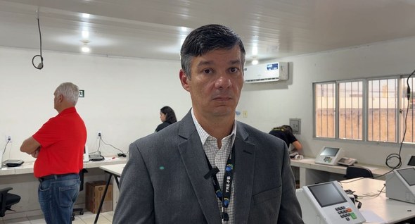 nvi_preparacao_urnas_cabedelo_2 Foto 2: #PraTodosVerem: Na fotografia aparece um homem, em pé, em uma sala, posando. Em segundo ...