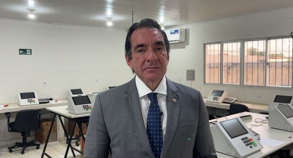 nvi_preparacao_urnas_cabedelo_4 Foto 4: #PraTodosVerem: Na fotografia aparece um homem, em pé, em uma sala, posando. Em segundo ...