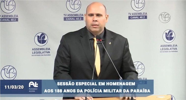 #PraCegoVer: Juiz membro do TRE-PB, Márcio Maranhão Brasilino da Silva, discursando na tribuna d...