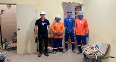 PraTodosVerem: Na fotografia aparecem quatro trabalhadores da construção civil em pé, alinhados ...
