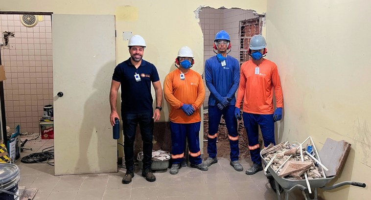 PraTodosVerem: Na fotografia aparecem quatro trabalhadores da construção civil em pé, alinhados ...