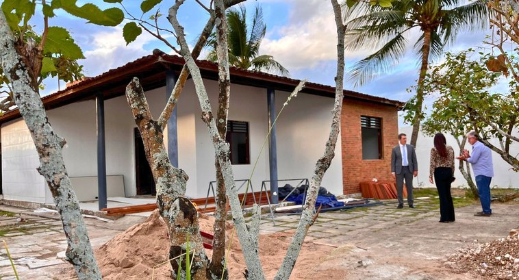 Obras em cartórios eleitorais são inspecionadas pela Presidência do TRE-PB #PraTodosVerem: Na fotografia aparece a fachada de uma casa em reformas em Alagoa Grande tendo r...
