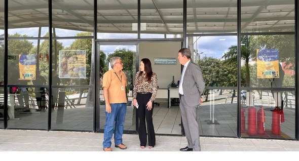 #PraTodosVerem: Na fotografia interna 1, aparecem o presidente, a diretora-geral e um servidor d...