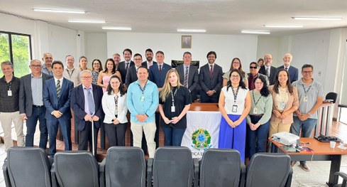 Capa#PraTodosVerem: Na fotografia aparecem várias pessoas olhando para a foto, no auditório da C...