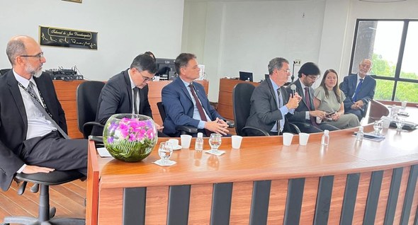 Foto 1#PraTodosVerem: Na fotografia aparece os presentes na mesa do auditório.