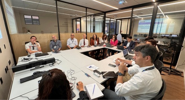 Painel de monitoramento reforça governança das Eleições 2026 no TRE-PB_1 #PraTodosVerem: Na fotografia aparece um grupo de pessoas em uma reunião de trabalho ao redor de...