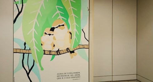 #PraTodosVerem: Na fotografia aparece um painel artístico com uma garça.