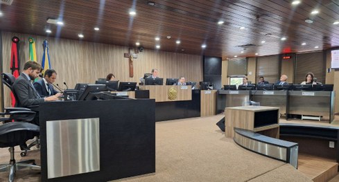 #PraTodosVerem: Na fotografia aparecem várias pessoas sorrindo para a foto, em uma sala de sessão