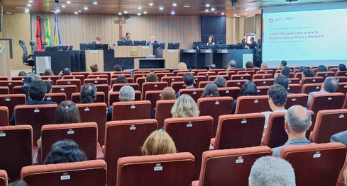 #PraTodosVerem: Na fotografia aparecem várias pessoas sorrindo para a foto, em uma sala de sessão