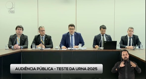 #PraTodosVerem: Na fotografia aparecem cinco homens compondo uma mesa de honra, sentados, e com ...