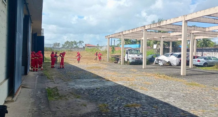 Parceria com Detran vai permitir remoção de veículos sucateados do TRE-PB #PraTodosVerem: Na fotografia aparece o pátio do anexo do TRE-PB aonde estão estacionados os veí...