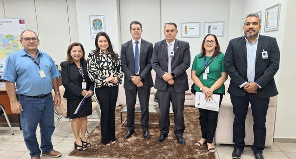 #PraTodosVerem: Na fotografia aparecem sete pessoas posando para foto tendo ao centro o presiden...