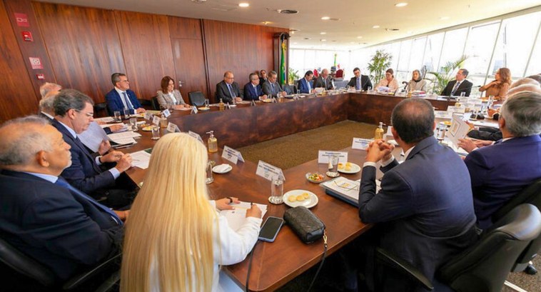 #PraTodosVerem: Na fotografia, aparecem presidentes de Tribunais eleitorais reunidos em torno de...