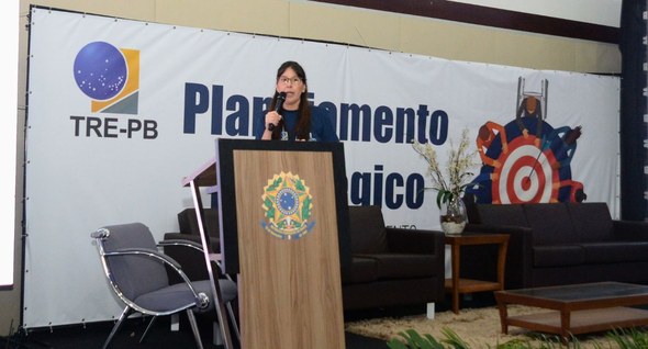 #PraTodosVerem: Na fotografia, aparece a consultora Aline Vênere num púlpito tendo um microfone ...