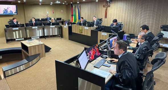 Pleno do TRE-PB aprova novo Regimento Interno_1 Foto 1: #PraTodosVerem: Na fotografia aparece uma sessão plenária do TRE-PB, com magistrados ves...